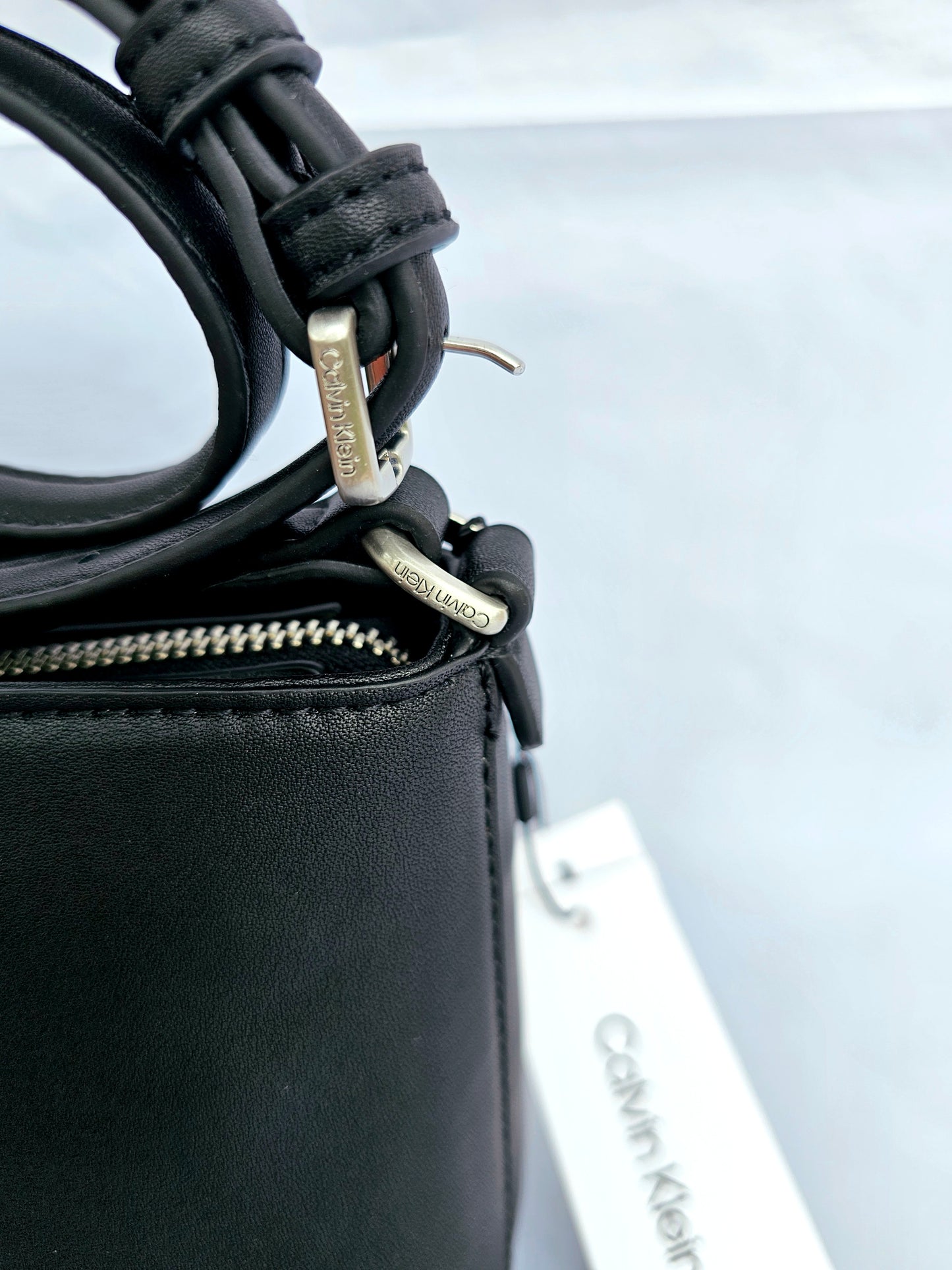 Borsa Calvin Klein nera dettaglio ganci tracolla