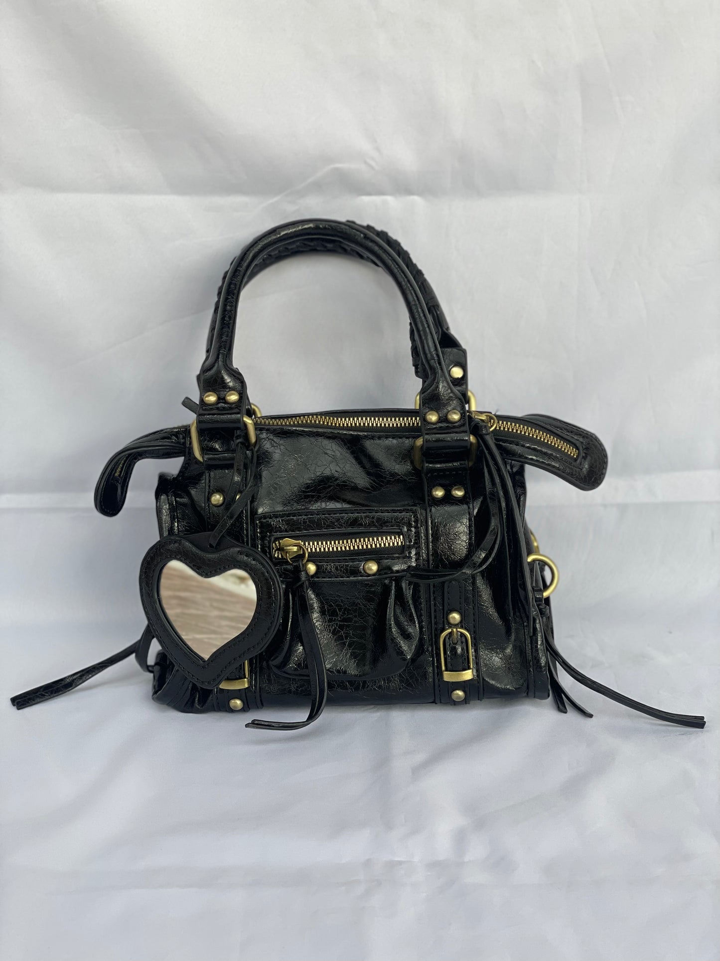 borsa city bag nera visione frontale in ecopelle lucida hardware oro