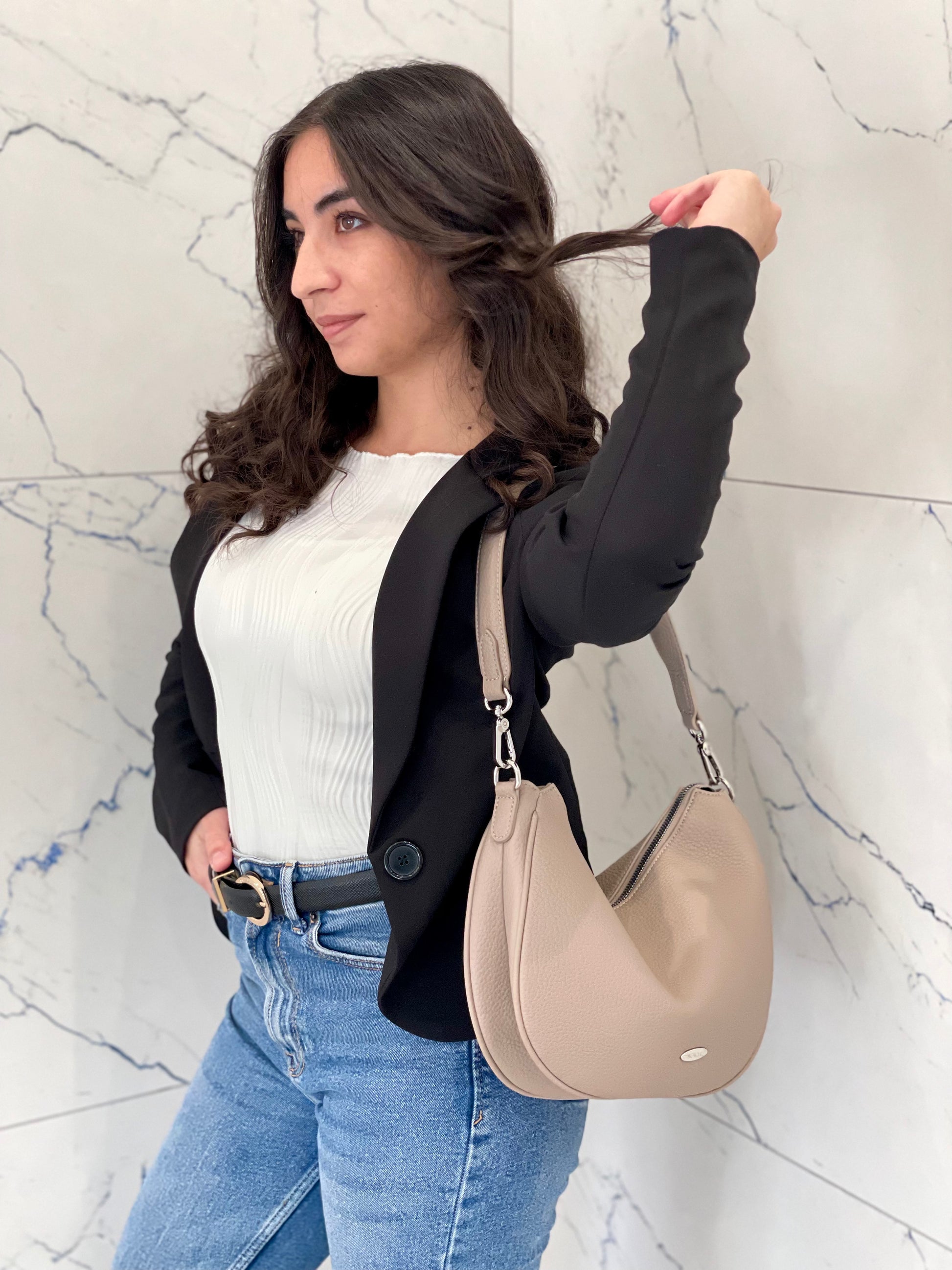 Borsa hobo Acacia in similpelle martellata tortora indossara vista frontale