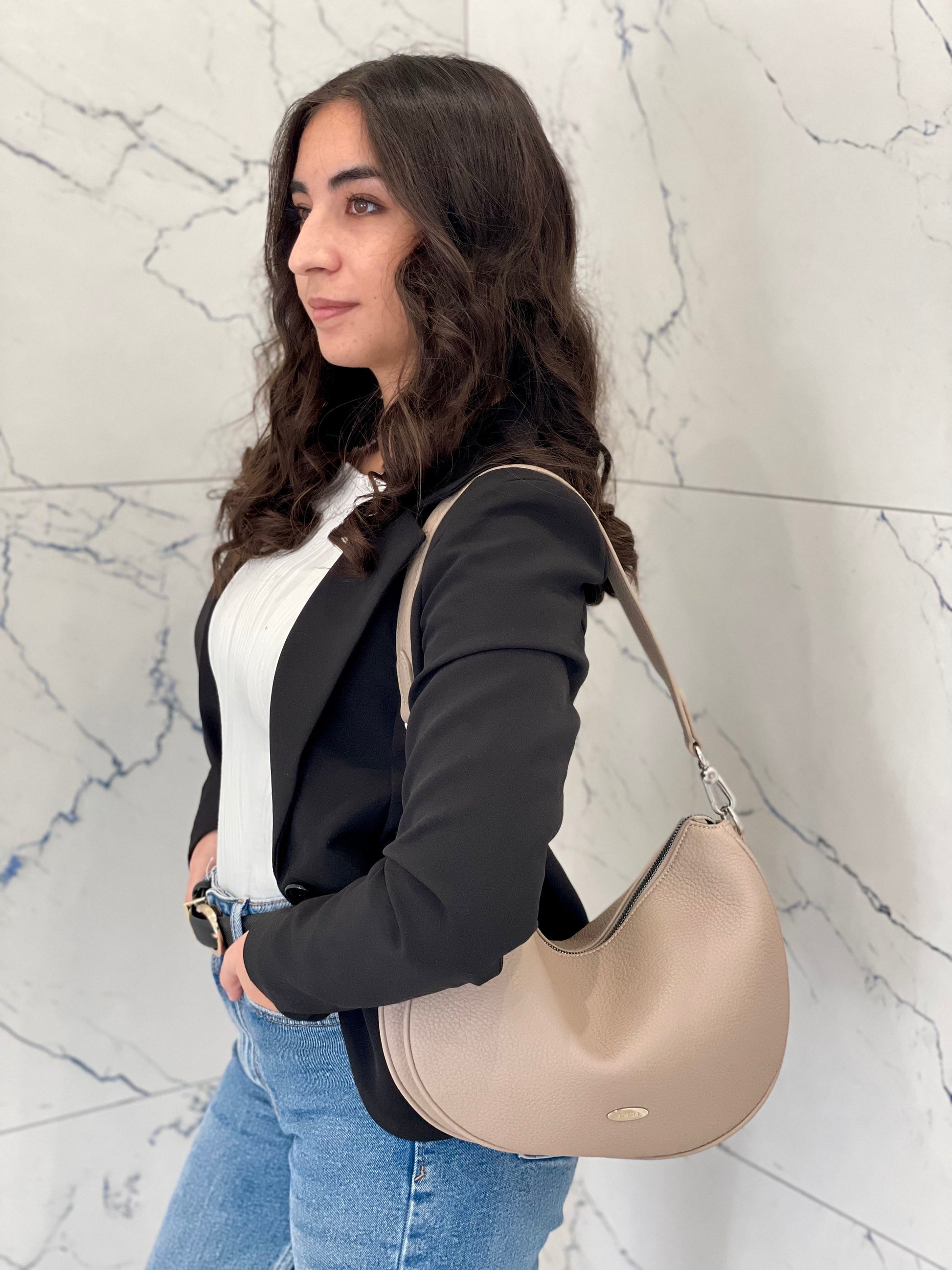 Borsa hobo Acacia in similpelle martellata tortora indossara vista frontale