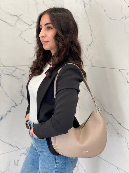 Borsa hobo Acacia in similpelle martellata tortora indossara vista frontale