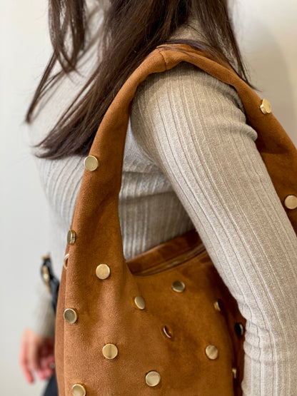 Borsa Aurora hobo scamosciata cuoio con bottoni dorati indossata vista su dettagli 