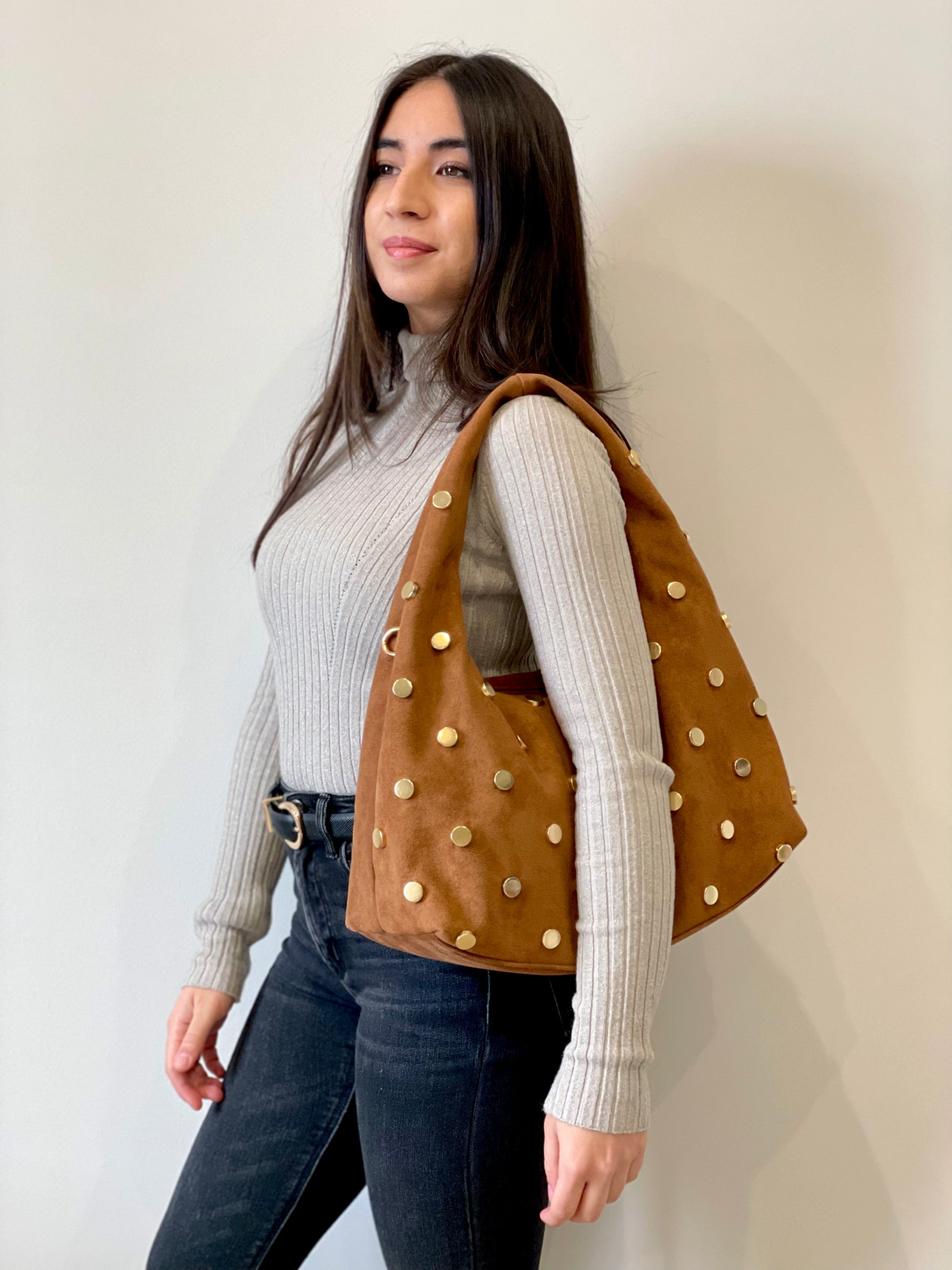 Borsa Aurora hobo scamosciata cuoio con bottoni dorati indossata vista frontale 