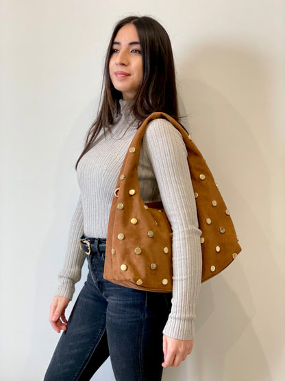 Borsa Aurora hobo scamosciata cuoio con bottoni dorati indossata vista frontale 