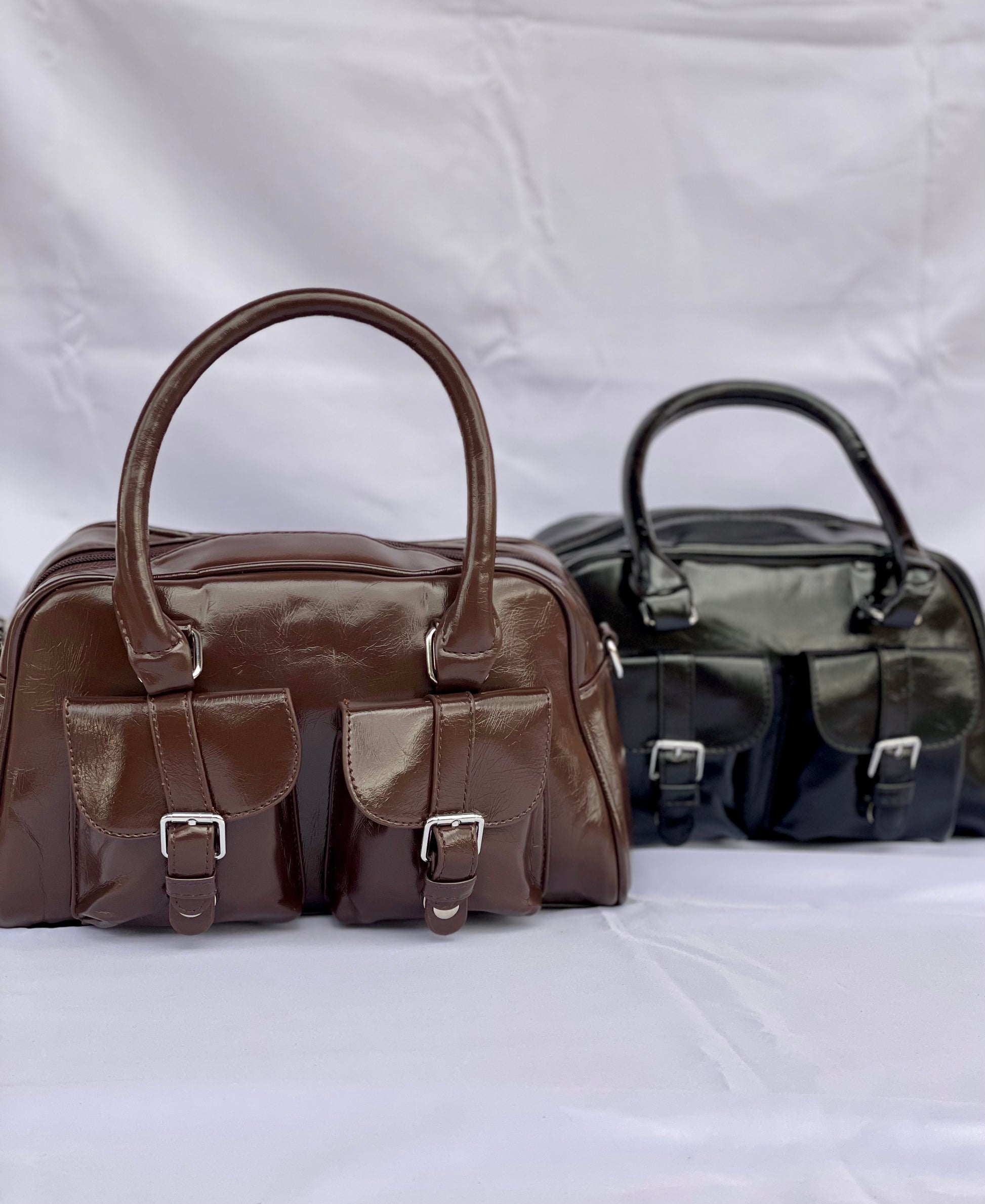 Borsa Bauletto Sydney nero le marrone lucido con tasche frontali vista frontale
