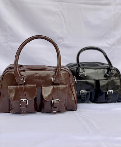 Borsa Bauletto Sydney nero le marrone lucido con tasche frontali vista frontale
