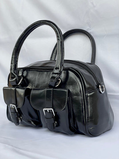 Borsa Bauletto Sydney nero lucido con tasche frontali vista laterale
