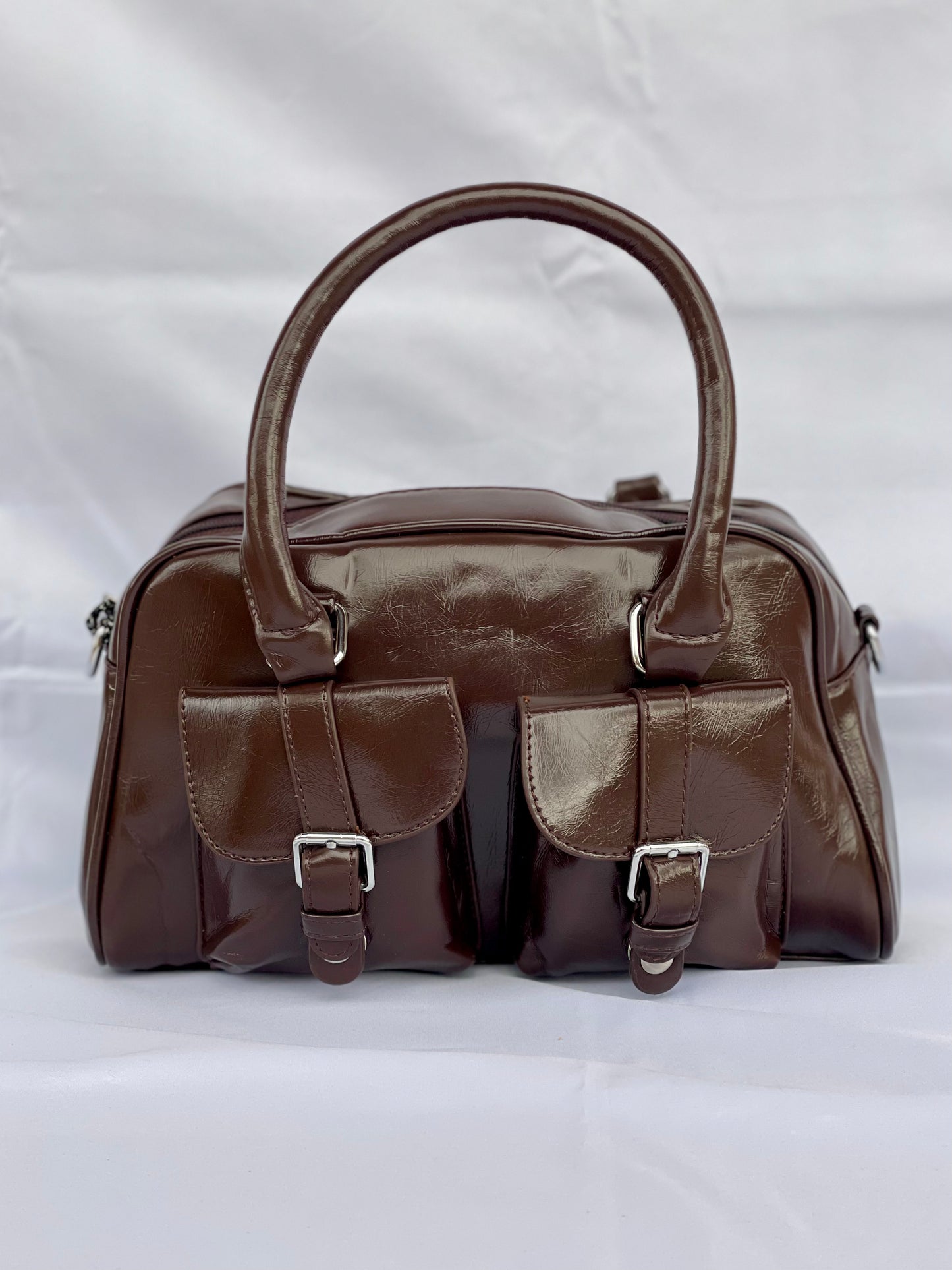 Borsa Bauletto Sydney caffè lucido con tasche frontali vista frontale
