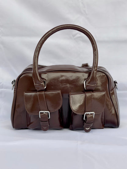 Borsa Bauletto Sydney caffè lucido con tasche frontali vista frontale
