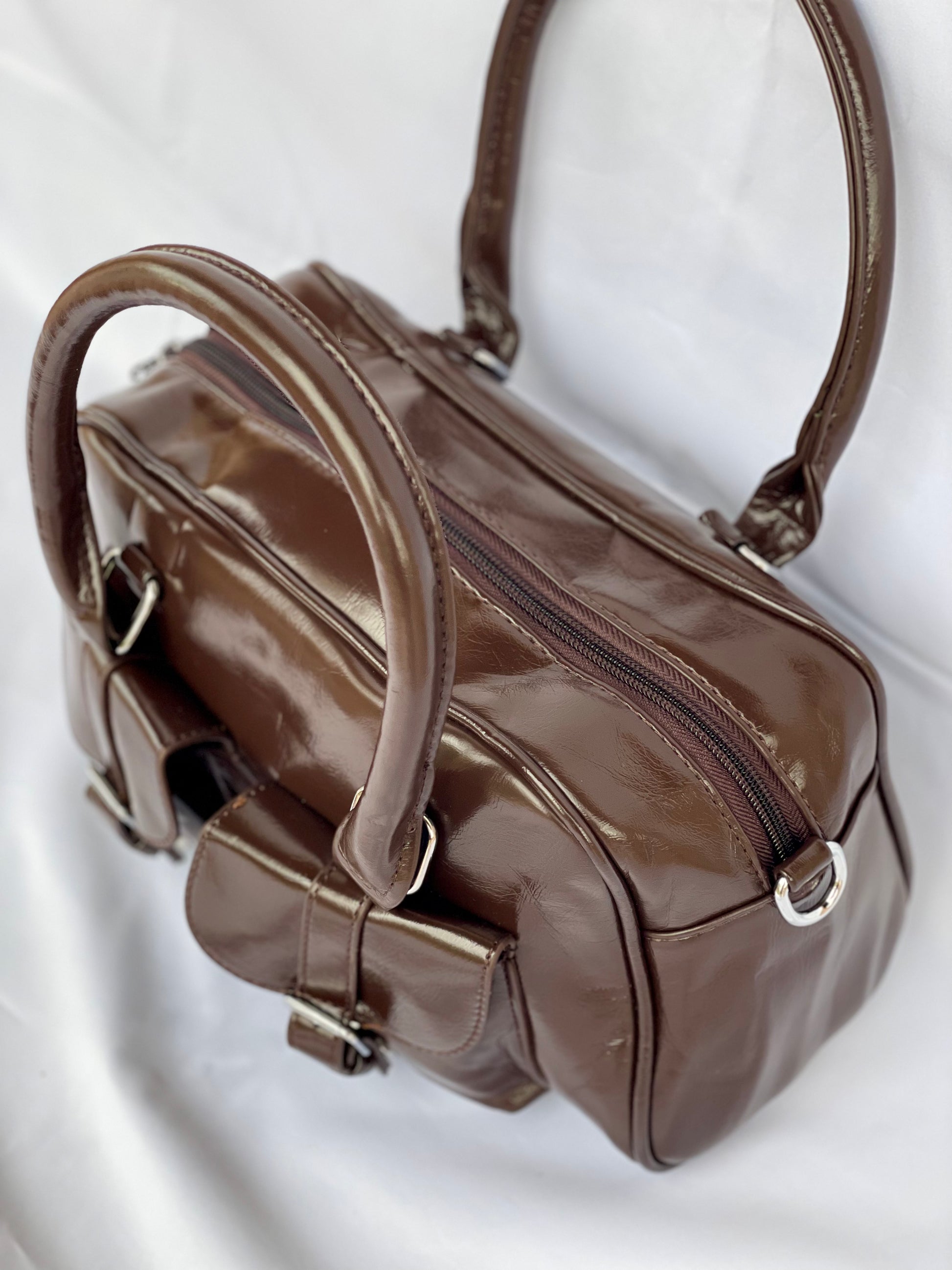 Borsa Bauletto Sydney caffè lucido con tasche frontali vista sui dettagli
