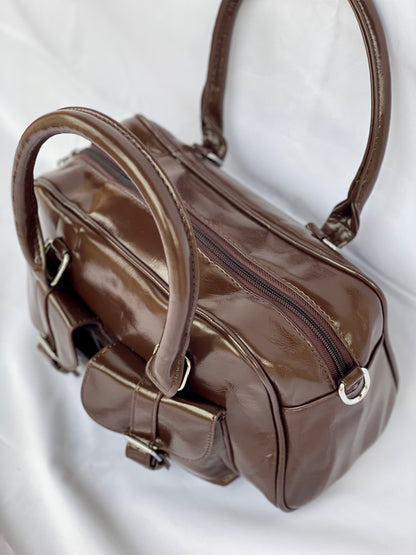 Borsa Bauletto Sydney caffè lucido con tasche frontali vista sui dettagli
