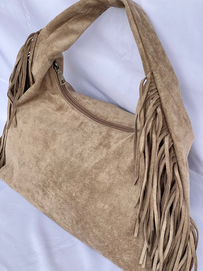 Borsa hobo Savanna scamosciata con frange boho-chic color beige vista sui dettagli
