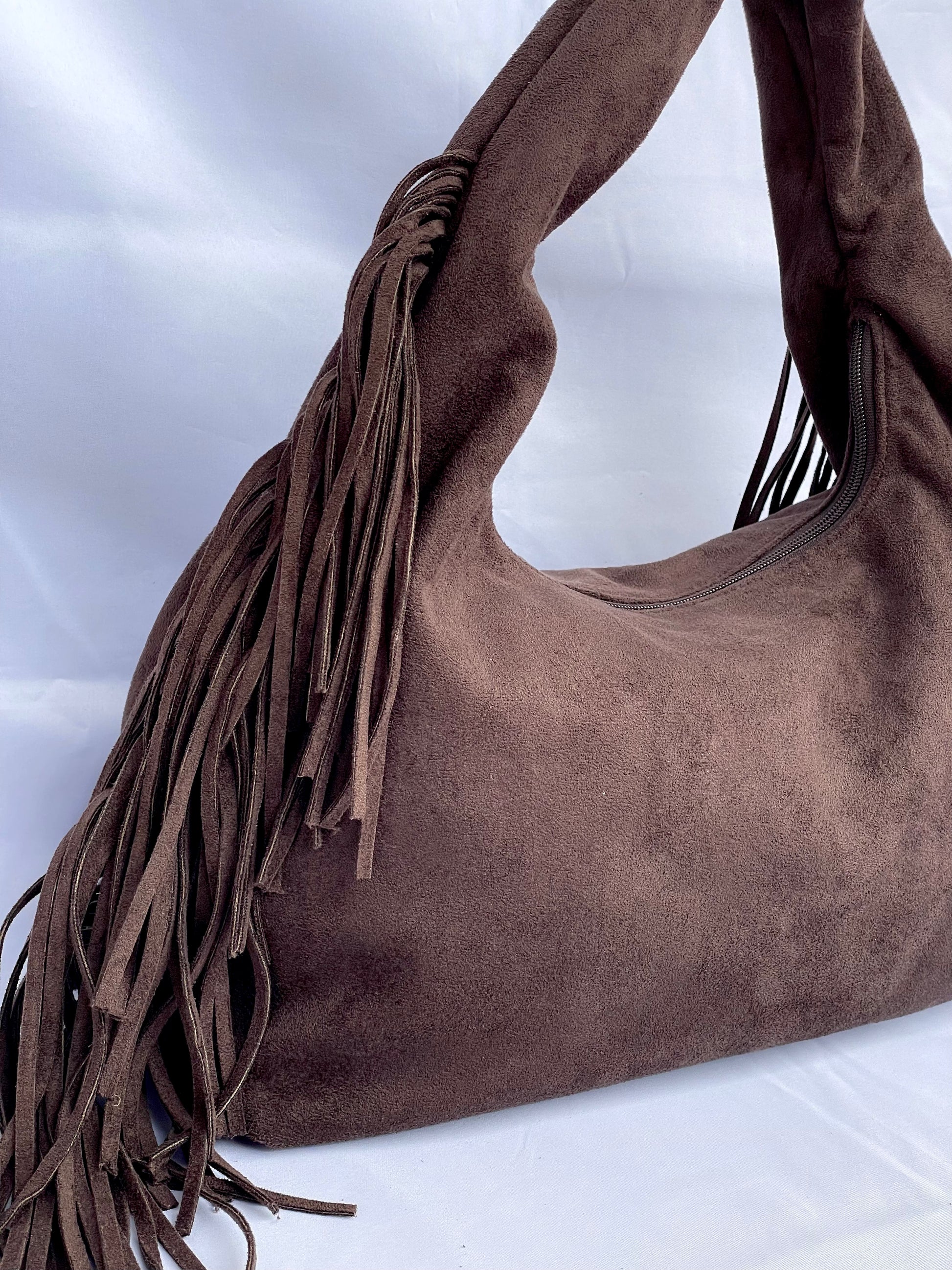 Borsa hobo Savanna scamosciata con frange boho-chic color caffè vista sui dettagli
