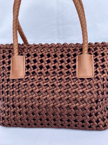 Borsa Tessa intrecciata in tessuto color caffè vista frontale ravvicinata