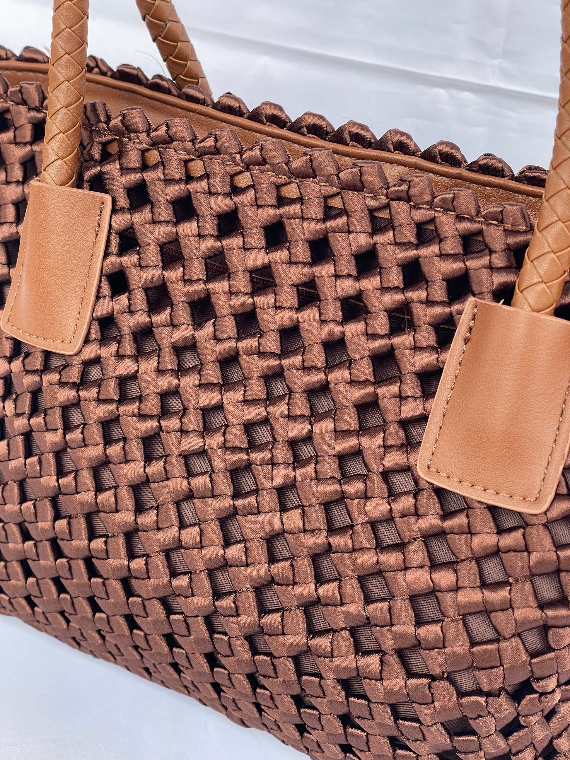 Borsa Tessa intrecciata in tessuto color caffè vista sui dettagli intrecciati