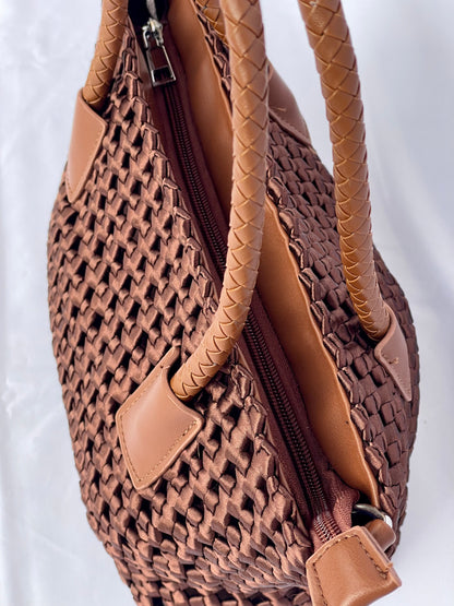 Borsa Tessa intrecciata in tessuto color caffè vista sulla chiusura con zip