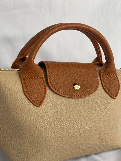 Borsa Paris Mini in similpelle color kaki vista ravvicinata e tracolla removibile - Vero Stile