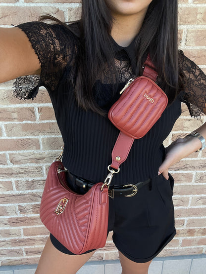 Borsa Liu Jo Deer matelassé ecosostenibile con tracolla in tessuto e portamonete indossata
