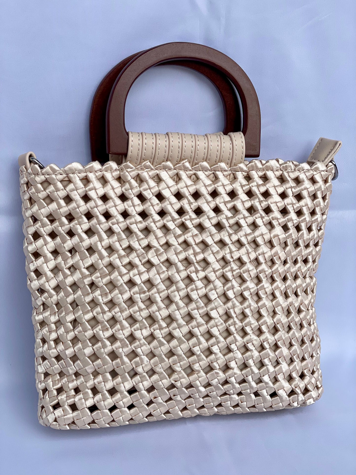 Borsa Cora intrecciata in tessuto con manici in legno vista frontale