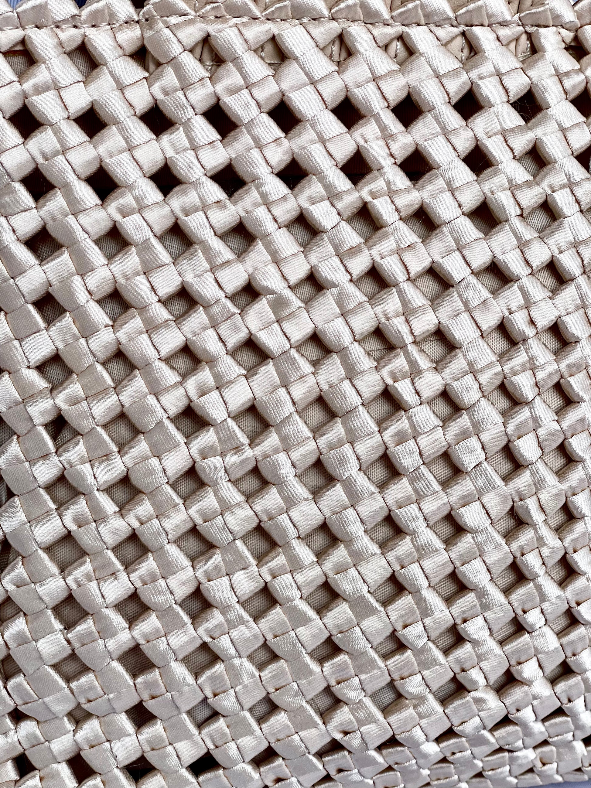 Borsa Cora intrecciata in tessuto con manici in legno vista ravvicinata