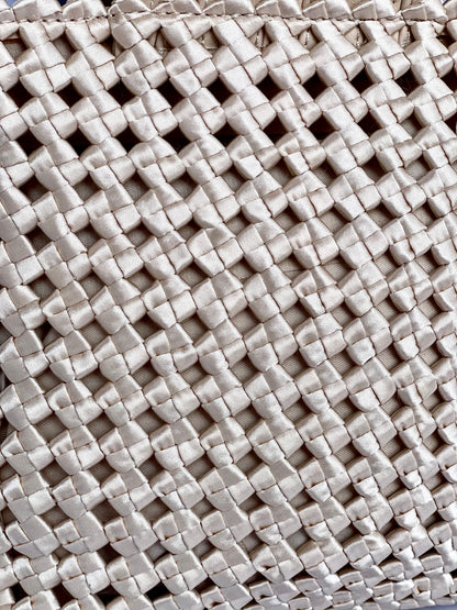 Borsa Cora intrecciata in tessuto con manici in legno vista ravvicinata