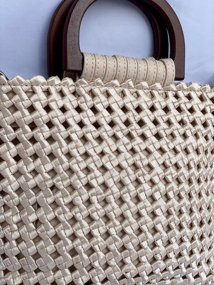 Borsa Cora intrecciata in tessuto con manici in legno vista laterale