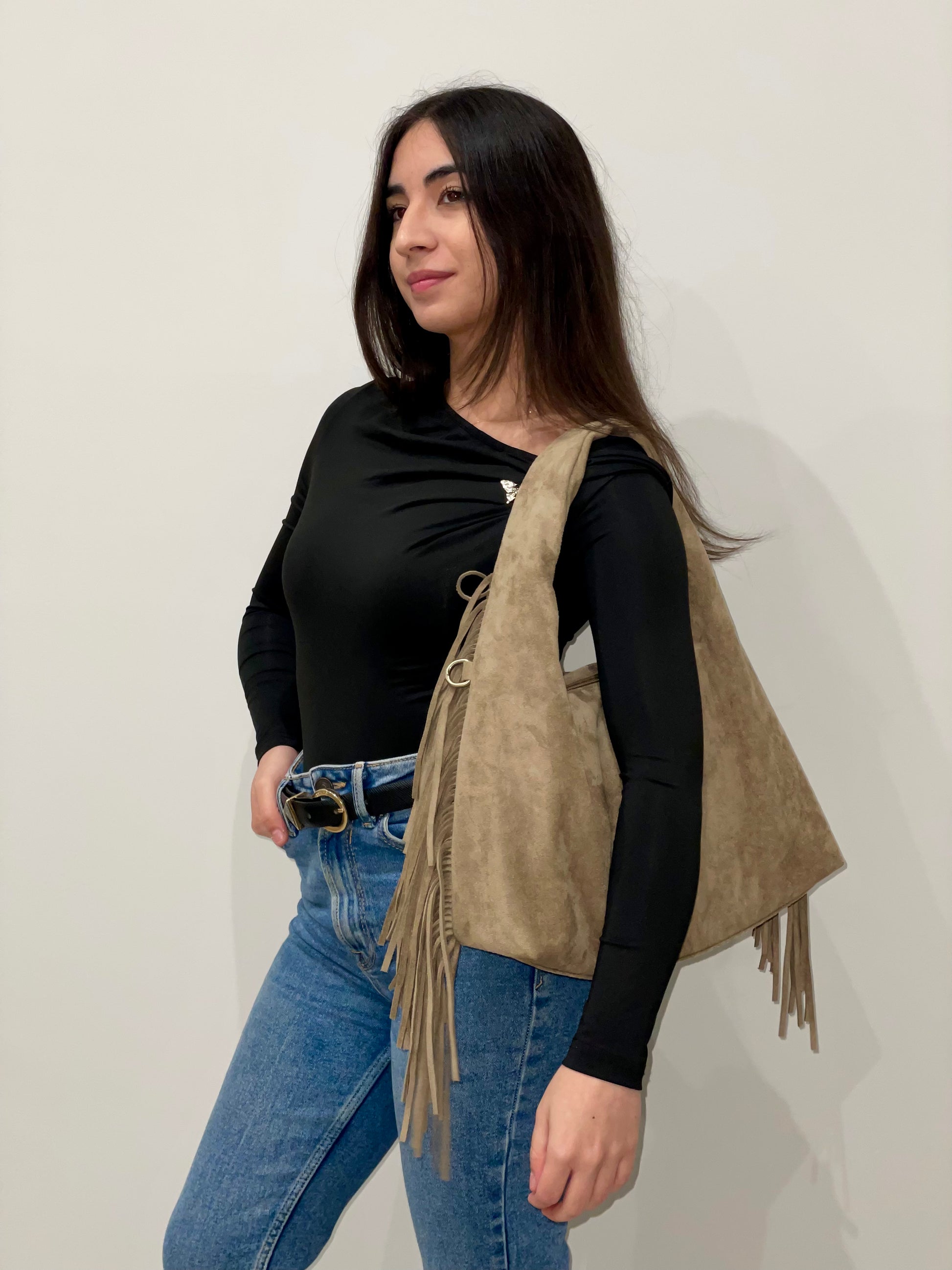 Borsa scamosciata con frange beige indossata 