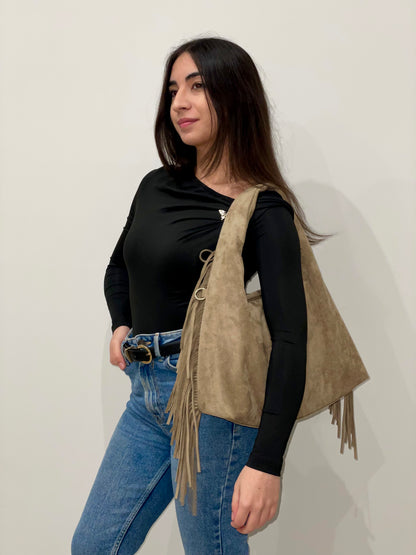 Borsa scamosciata con frange beige indossata 