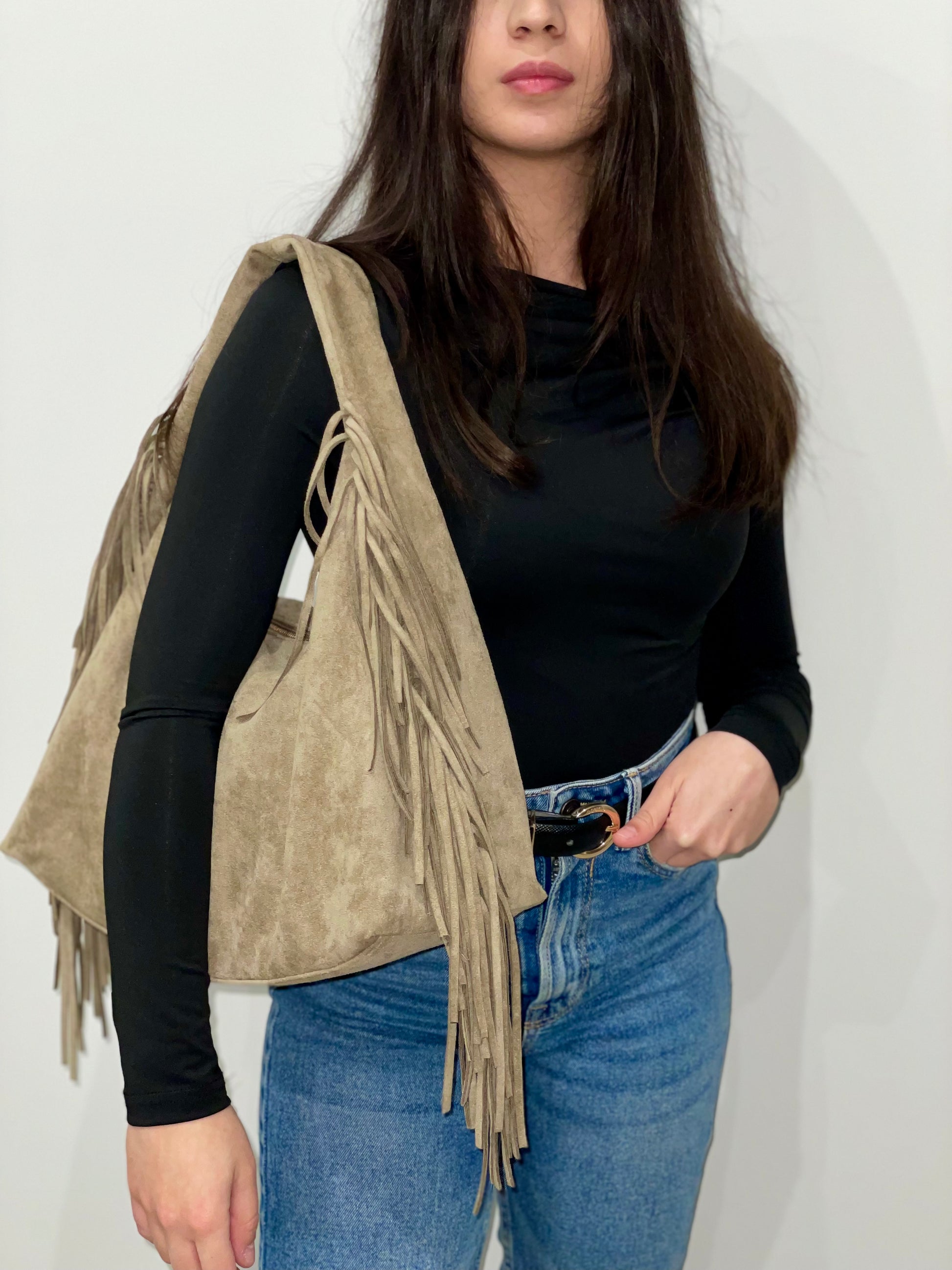 Borsa scamosciata con frange beige indossata vista frontale
