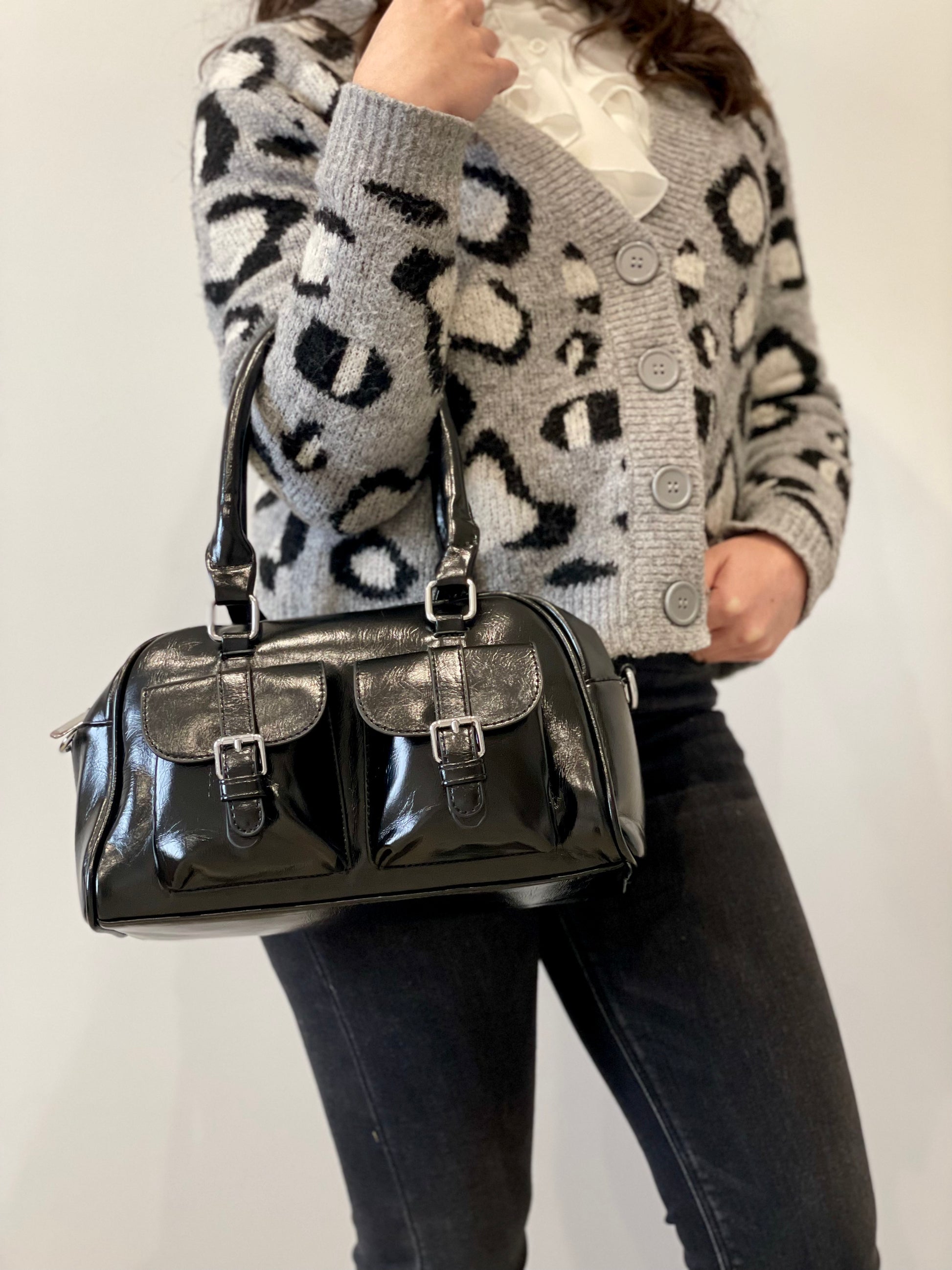 Borsa Syndey bauletto lucido nero con tasche frontali indossato