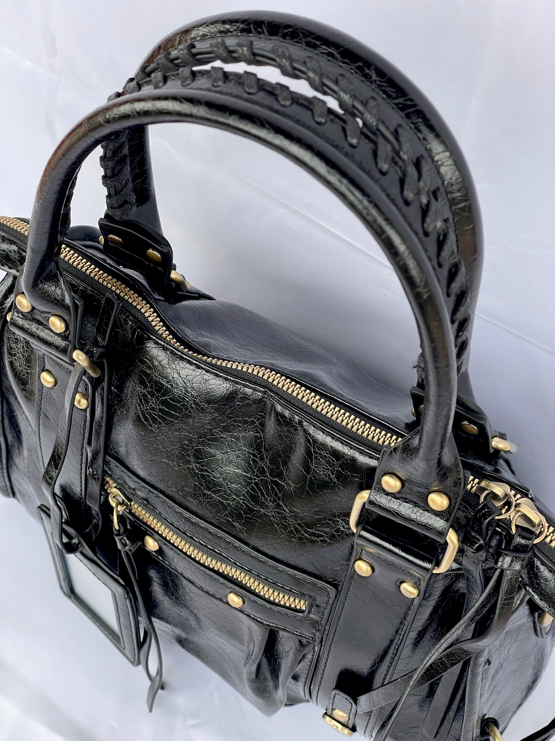 Borsa Tokyo Media, city bag nera con specchietto vista sui manici ricamati