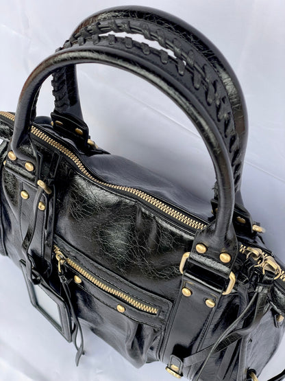 Borsa Tokyo Media, city bag nera con specchietto vista sui manici ricamati